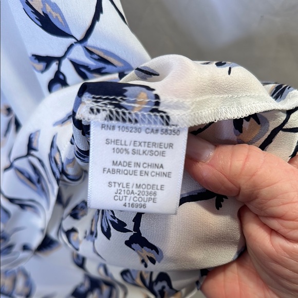 Joie 100% silk Floral Print Women's Top - White and Black-EUC - Picture 3 of 4